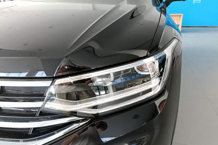 Used Volkswagen Tiguan L 2025 Model Outstanding Version 330TSI Automatic Two-Wheel Drive R-Line Longyao Edition Left Front Headlight