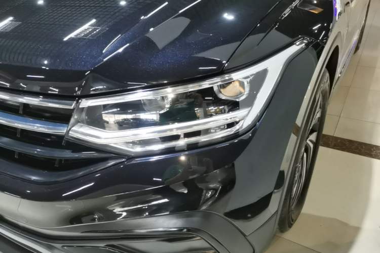 Used Volkswagen Tiguan L 2025 Model, Outstanding Version, 300TSI Automatic Two-Wheel Drive Longteng Edition Left Front Headlight