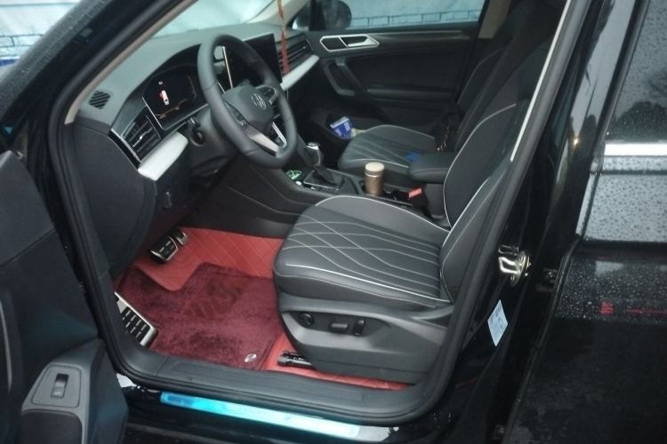 Used Volkswagen Tiguan L 2025 Model Outstanding Version 330TSI Automatic Two-Wheel Drive R-Line Longyao Edition Left Front Seat