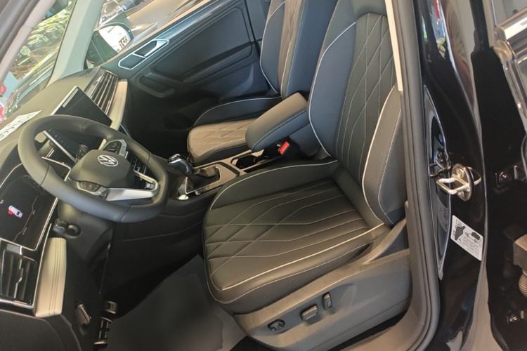Used Volkswagen Tiguan L 2025 Model Outstanding Version 330TSI Automatic Two-Wheel Drive R-Line Longyao Edition Left Front Seat