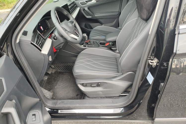 Used Volkswagen Tiguan L 2025 Model, Outstanding Version, 300TSI Automatic Two-Wheel Drive Longteng Edition Left Front Seat