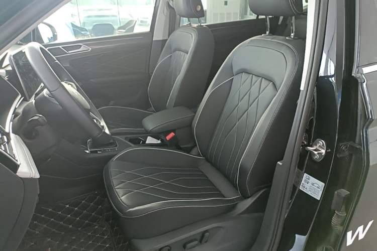 Used Volkswagen Tiguan L 2025 Model Outstanding Version 330TSI Automatic Two-Wheel Drive R-Line Longyao Edition Left Front Seat