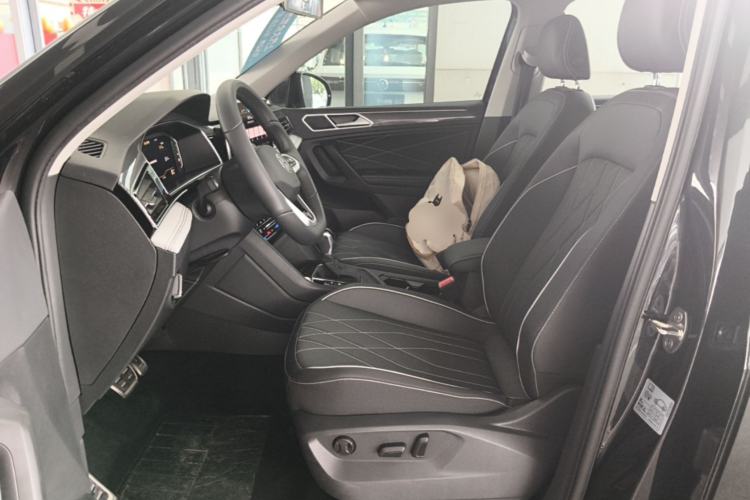 Used Volkswagen Tiguan L 2025 Model Outstanding Version 330TSI Automatic Two-Wheel Drive R-Line Longyao Edition Left Front Seat