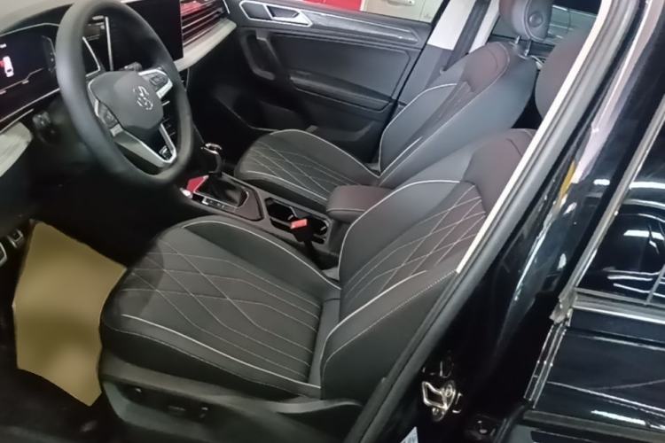 Used Volkswagen Tiguan L 2025 Model Outstanding Version 330TSI Automatic Two-Wheel Drive R-Line Longyao Edition Left Front Seat