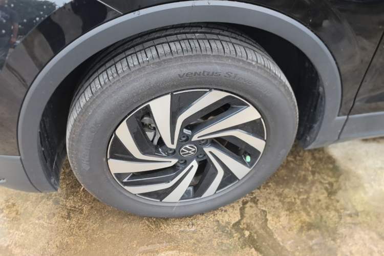Used Volkswagen Tiguan L 2025 Model, Outstanding Version, 300TSI Automatic Two-Wheel Drive Longteng Edition Left Front Wheel Hub