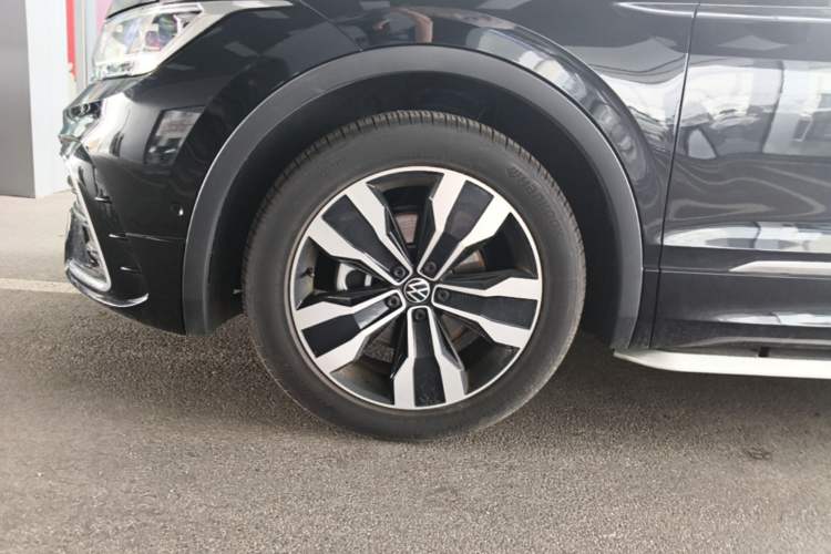 Used Volkswagen Tiguan L 2025 Model Outstanding Version 330TSI Automatic Two-Wheel Drive R-Line Longyao Edition Left Front Wheel Hub