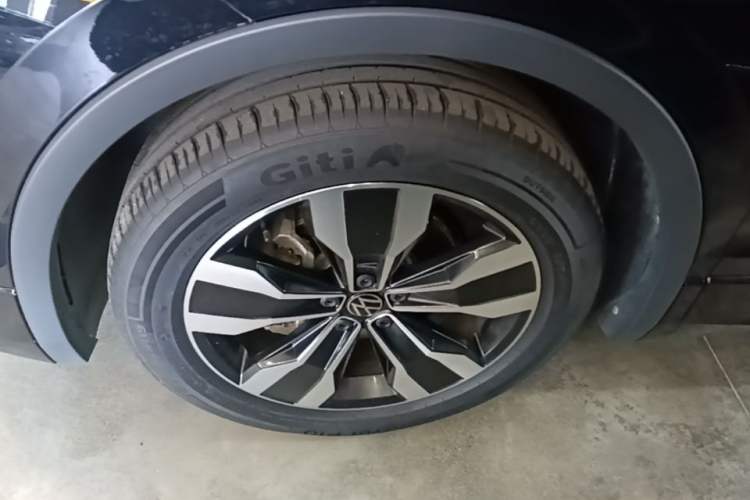 Used Volkswagen Tiguan L 2025 Model Outstanding Version 330TSI Automatic Two-Wheel Drive R-Line Longyao Edition Left Front Wheel Hub