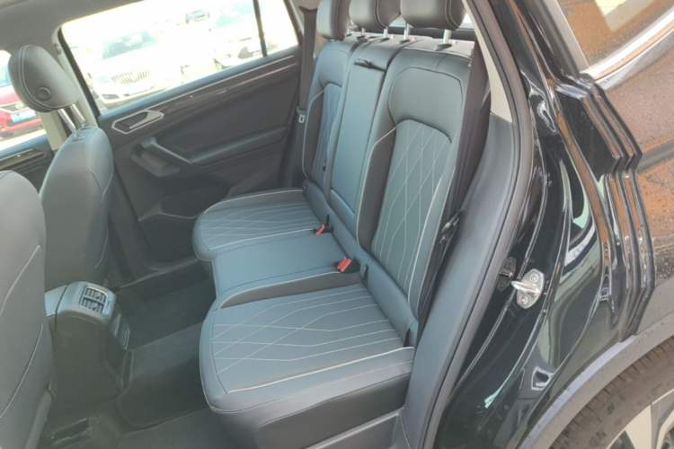 Used Volkswagen Tiguan L 2025 Model, Outstanding Version, 300TSI Automatic Two-Wheel Drive Longteng Edition Left Rear Seat