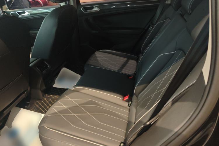 Used Volkswagen Tiguan L 2025 Model Outstanding Version 330TSI Automatic Two-Wheel Drive R-Line Longyao Edition Left Rear Seat