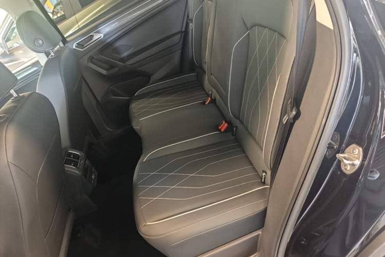 Used Volkswagen Tiguan L 2025 Model Outstanding Version 330TSI Automatic Two-Wheel Drive R-Line Longyao Edition Left Rear Seat