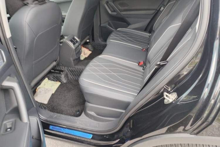 Used Volkswagen Tiguan L 2025 Model, Outstanding Version, 300TSI Automatic Two-Wheel Drive Longteng Edition Left Rear Seat
