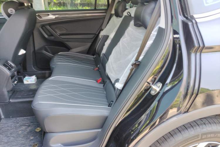 Used Volkswagen Tiguan L 2025 Model, Outstanding Version, 300TSI Automatic Two-Wheel Drive Longteng Edition Left Rear Seat