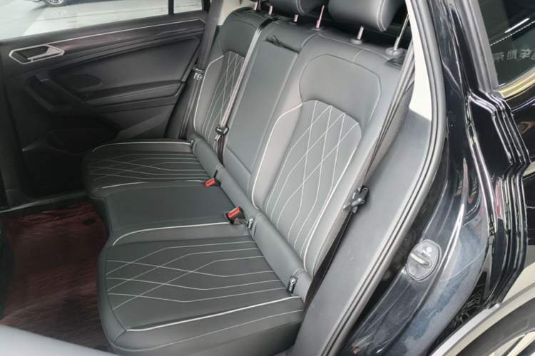 Used Volkswagen Tiguan L 2025 Model, Outstanding Version, 300TSI Automatic Two-Wheel Drive Longteng Edition Left Rear Seat