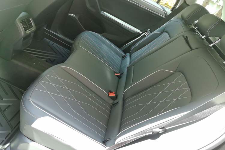 Used Volkswagen Tiguan L 2025 Model, Outstanding Version, 300TSI Automatic Two-Wheel Drive Longteng Edition Left Rear Seat
