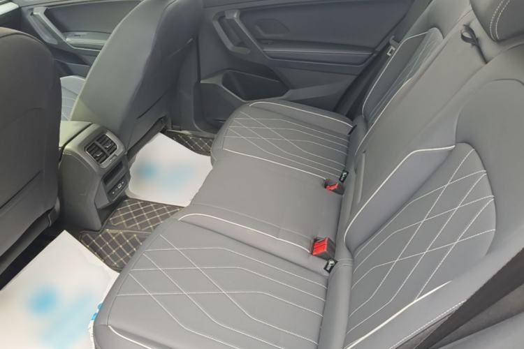 Used Volkswagen Tiguan L 2025 Model Outstanding Version 330TSI Automatic Two-Wheel Drive R-Line Longyao Edition Left Rear Seat