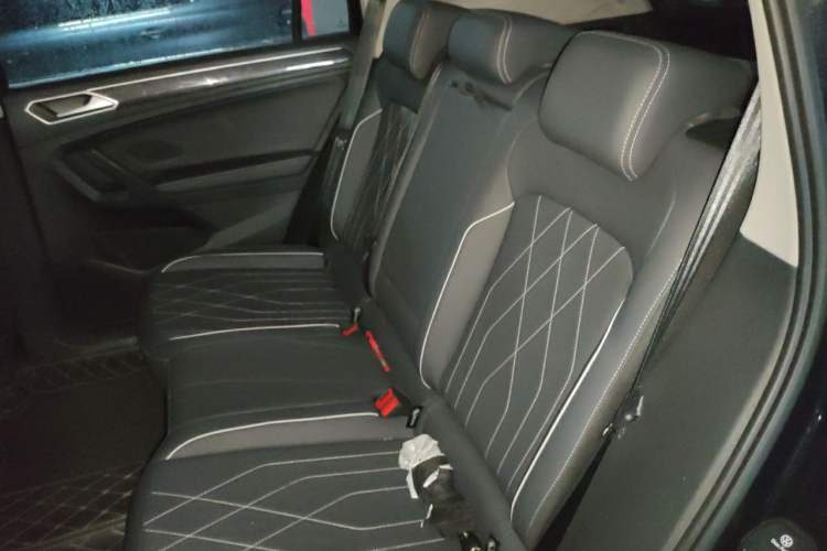 Used Volkswagen Tiguan L 2025 Model, Outstanding Version, 300TSI Automatic Two-Wheel Drive Longteng Edition Left Rear Seat