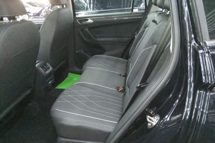Used Volkswagen Tiguan L 2025 Model Outstanding Version 330TSI Automatic Two-Wheel Drive R-Line Longyao Edition Left Rear Seat