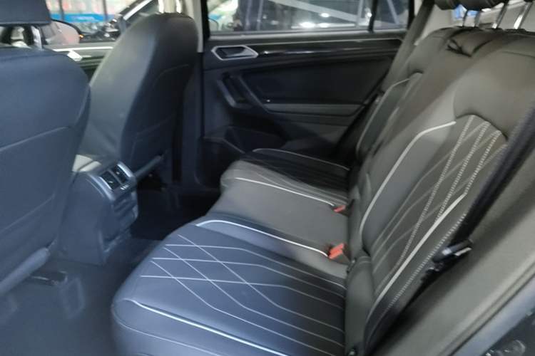 Used Volkswagen Tiguan L 2025 Model, Outstanding Version, 300TSI Automatic Two-Wheel Drive Longteng Edition Left Rear Seat