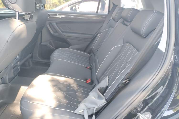 Used Volkswagen Tiguan L 2025 Model, Outstanding Version, 300TSI Automatic Two-Wheel Drive Longteng Edition Left Rear Seat