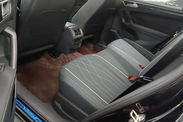 Used Volkswagen Tiguan L 2025 Model, Outstanding Version, 300TSI Automatic Two-Wheel Drive Longteng Edition Left Rear Seat