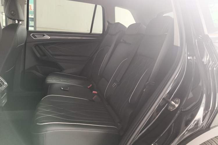 Used Volkswagen Tiguan L 2025 Model Outstanding Version 330TSI Automatic Two-Wheel Drive R-Line Longyao Edition Left Rear Seat