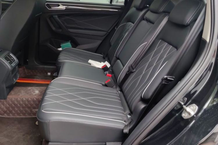 Used Volkswagen Tiguan L 2025 Model, Outstanding Version, 300TSI Automatic Two-Wheel Drive Longteng Edition Left Rear Seat