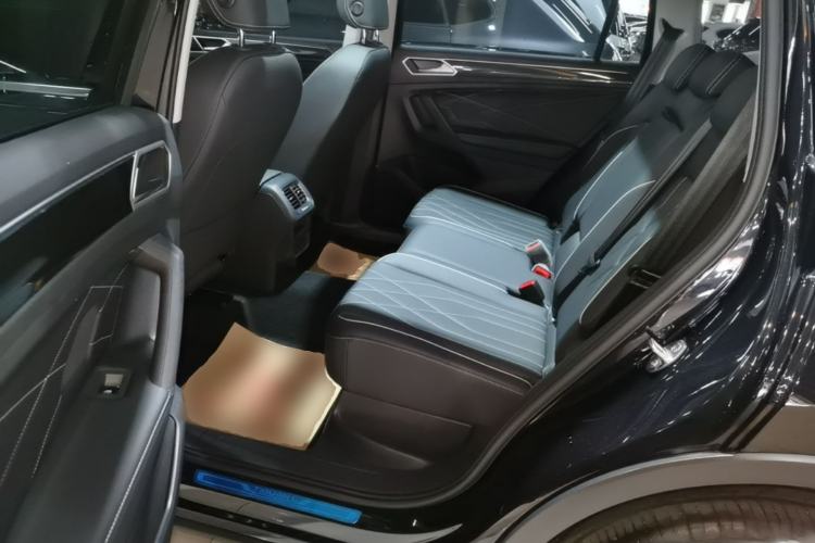 Used Volkswagen Tiguan L 2025 Model, Outstanding Version, 300TSI Automatic Two-Wheel Drive Longteng Edition Left Rear Seat
