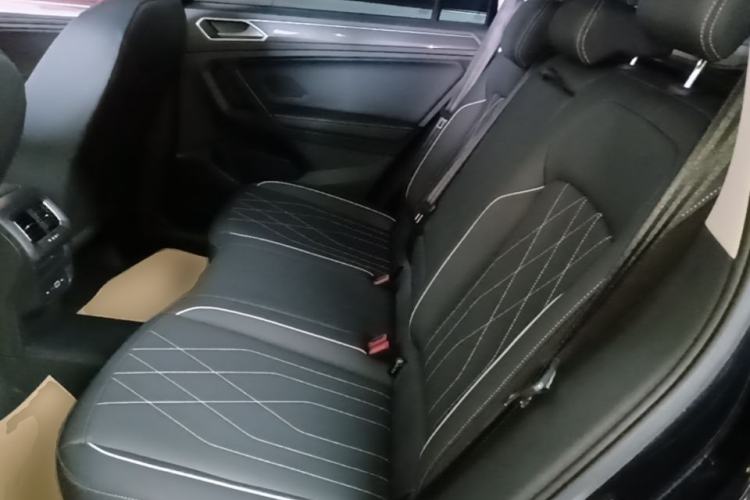 Used Volkswagen Tiguan L 2025 Model Outstanding Version 330TSI Automatic Two-Wheel Drive R-Line Longyao Edition Left Rear Seat