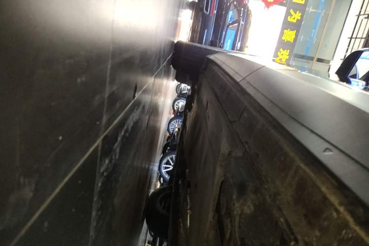 Used Volkswagen Tiguan L 2025 Model, Outstanding Version, 300TSI Automatic Two-Wheel Drive Longteng Edition Left Side Sill