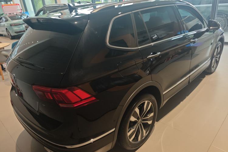 Used Volkswagen Tiguan L 2025 Model Outstanding Version 330TSI Automatic Two-Wheel Drive R-Line Longyao Edition Rear Right 45 Deg