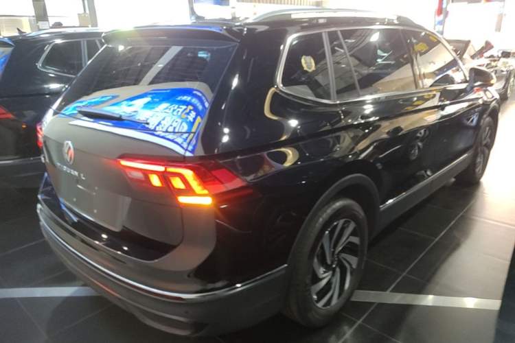 Used Volkswagen Tiguan L 2025 Model, Outstanding Version, 300TSI Automatic Two-Wheel Drive Longteng Edition Rear Right 45 Deg