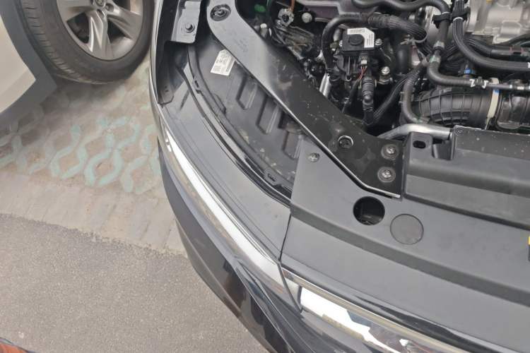 Used Volkswagen Tiguan L 2025 Model, Outstanding Version, 300TSI Automatic Two-Wheel Drive Longteng Edition Right Front Headlight