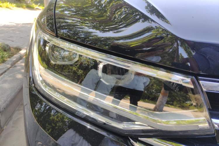 Used Volkswagen Tiguan L 2025 Model, Outstanding Version, 300TSI Automatic Two-Wheel Drive Longteng Edition Right Front Headlight