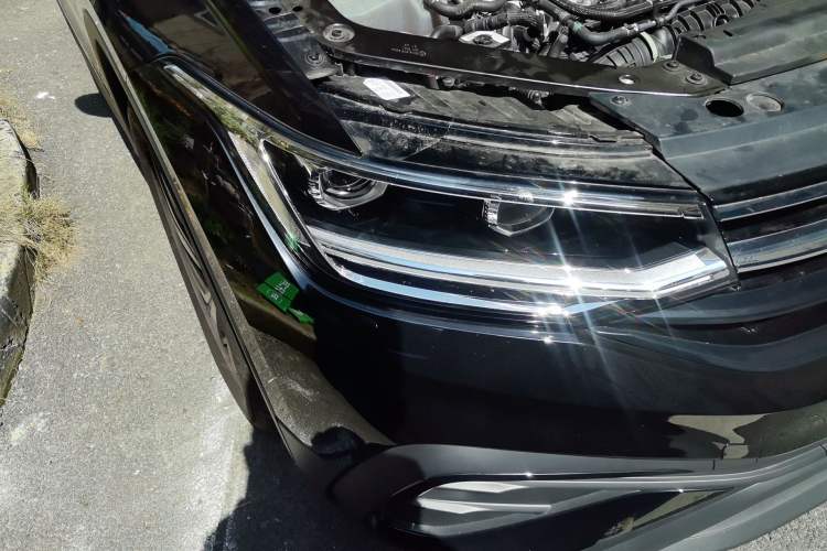 Used Volkswagen Tiguan L 2025 Model, Outstanding Version, 300TSI Automatic Two-Wheel Drive Longteng Edition Right Front Headlight