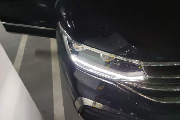 Used Volkswagen Tiguan L 2025 Model, Outstanding Version, 300TSI Automatic Two-Wheel Drive Longteng Edition Right Front Headlight