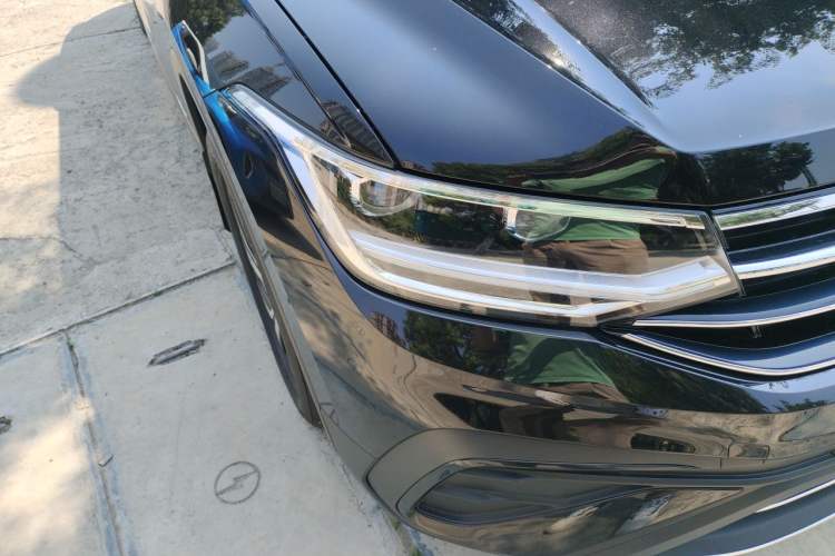 Used Volkswagen Tiguan L 2025 Model, Outstanding Version, 300TSI Automatic Two-Wheel Drive Longteng Edition Right Front Headlight