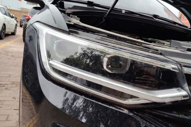 Used Volkswagen Tiguan L 2025 Model, Outstanding Version, 300TSI Automatic Two-Wheel Drive Longteng Edition Right Front Headlight