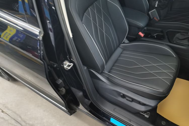 Used Volkswagen Tiguan L 2025 Model, Outstanding Version, 300TSI Automatic Two-Wheel Drive Longteng Edition Right Front Seat