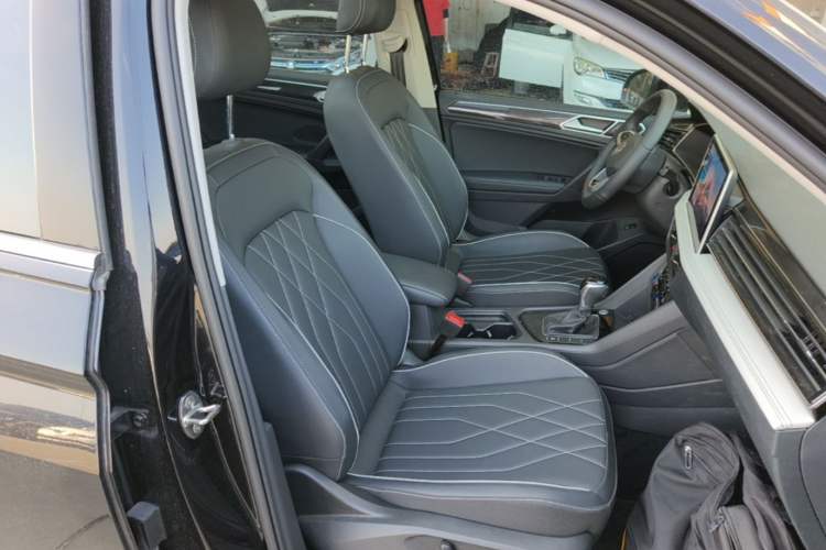 Used Volkswagen Tiguan L 2025 Model, Outstanding Version, 300TSI Automatic Two-Wheel Drive Longteng Edition Right Front Seat