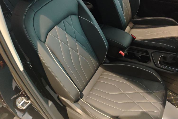 Used Volkswagen Tiguan L 2025 Model Outstanding Version 330TSI Automatic Two-Wheel Drive R-Line Longyao Edition Right Front Seat