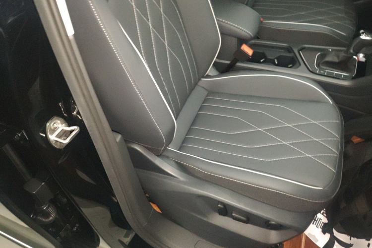 Used Volkswagen Tiguan L 2025 Model, Outstanding Version, 300TSI Automatic Two-Wheel Drive Longteng Edition Right Front Seat