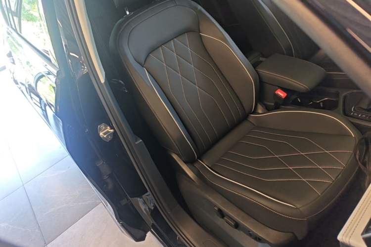 Used Volkswagen Tiguan L 2025 Model Outstanding Version 330TSI Automatic Two-Wheel Drive R-Line Longyao Edition Right Front Seat