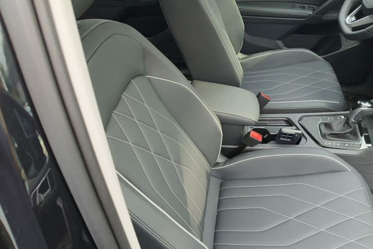 Used Volkswagen Tiguan L 2025 Model Outstanding Version 330TSI Automatic Two-Wheel Drive R-Line Longyao Edition Right Front Seat
