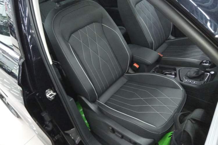 Used Volkswagen Tiguan L 2025 Model Outstanding Version 330TSI Automatic Two-Wheel Drive R-Line Longyao Edition Right Front Seat