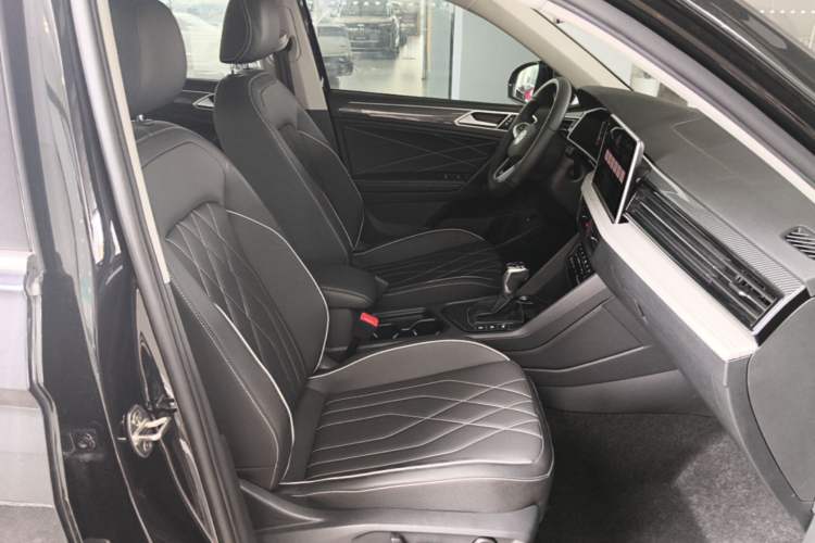 Used Volkswagen Tiguan L 2025 Model Outstanding Version 330TSI Automatic Two-Wheel Drive R-Line Longyao Edition Right Front Seat