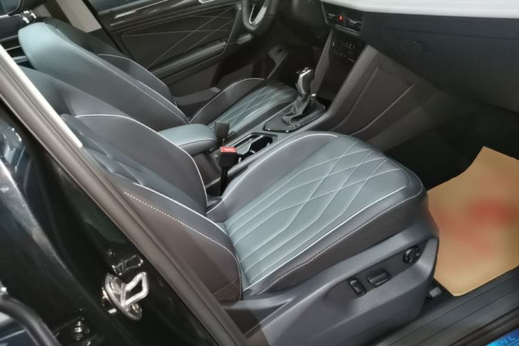 Used Volkswagen Tiguan L 2025 Model, Outstanding Version, 300TSI Automatic Two-Wheel Drive Longteng Edition Right Front Seat