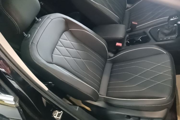 Used Volkswagen Tiguan L 2025 Model Outstanding Version 330TSI Automatic Two-Wheel Drive R-Line Longyao Edition Right Front Seat