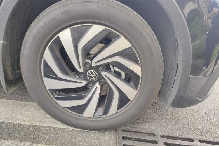 Used Volkswagen Tiguan L 2025 Model, Outstanding Version, 300TSI Automatic Two-Wheel Drive Longteng Edition Right Front Wheel Hub