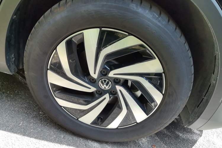 Used Volkswagen Tiguan L 2025 Model, Outstanding Version, 300TSI Automatic Two-Wheel Drive Longteng Edition Right Front Wheel Hub