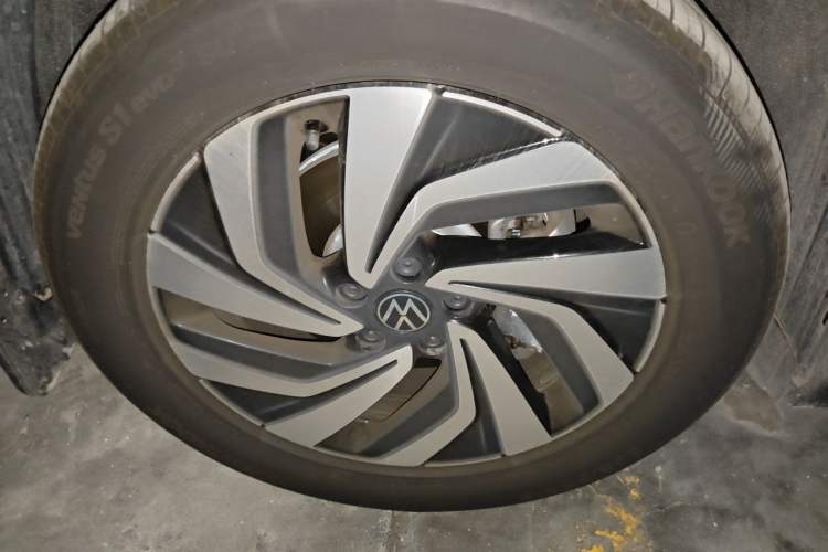 Used Volkswagen Tiguan L 2025 Model, Outstanding Version, 300TSI Automatic Two-Wheel Drive Longteng Edition Right Front Wheel Hub